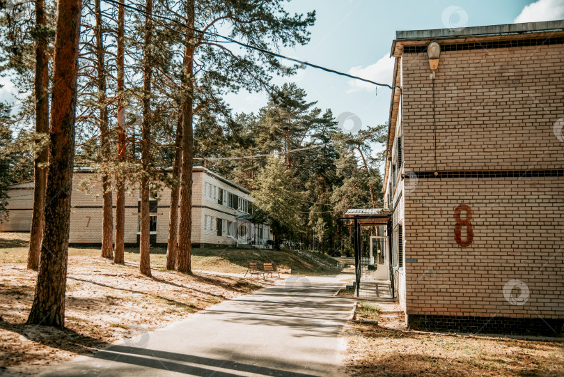 Скачать Москва, Россия, 7 июля 2020 года, Старые кирпичные здания советского пионерского лагеря на территории парка "Пустынный сосновый бор" фотосток Ozero