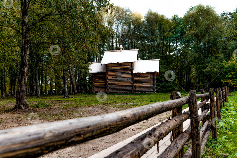 Скачать Великий Новгород, Россия, 12 мая 2020 года, Небольшой жилой дом коттедж в пригороде, загородный район, внешний вид снаружи фотосток Ozero