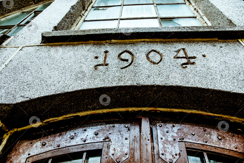 Скачать Выборг, Россия, 19 мая 2021 года, Входная дверь небольшого жилого дома по соседству, внешнее здание снаружи фотосток Ozero