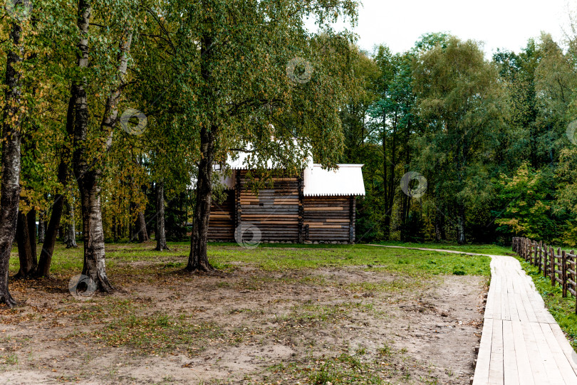 Скачать Великий Новгород, Россия, 12 мая 2020 года, Небольшой жилой дом коттедж в пригороде, загородный район, внешний вид снаружи фотосток Ozero