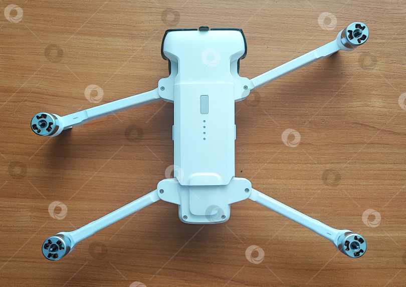 Скачать Квадрокоптер позирует вам. Квадрокоптер позирует для вас. фотосток Ozero