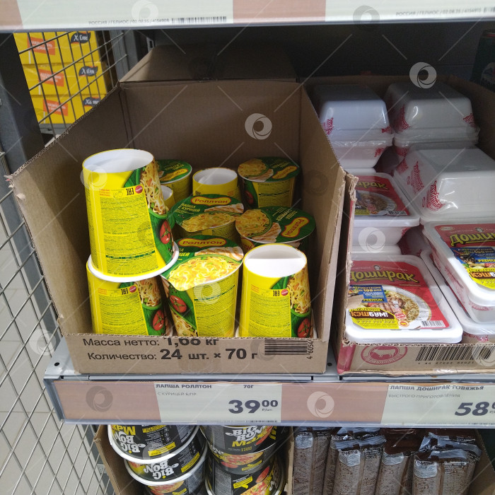 Скачать Отдел вермишели быстрого приготовления в магазине "Чижик". фотосток Ozero