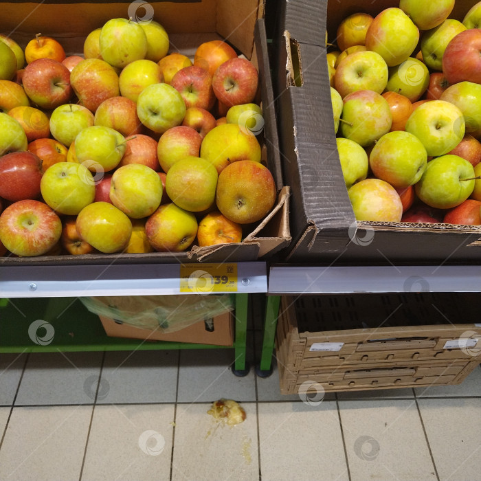 Скачать Отдел яблок в магазине "Магнит". фотосток Ozero