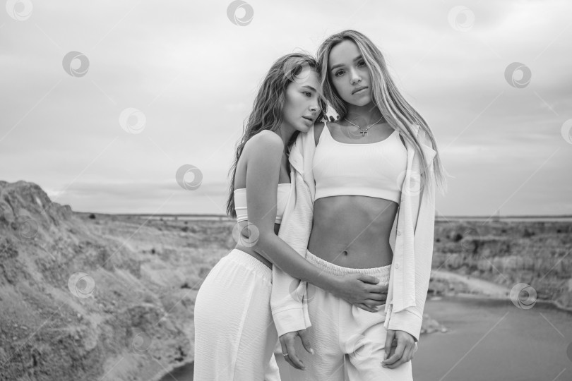Скачать Две молодые девушки позируют на фоне карьера фотосток Ozero