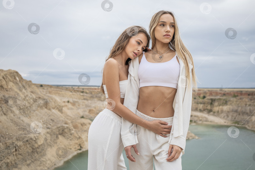Скачать Две молодые девушки позируют на фоне карьера фотосток Ozero