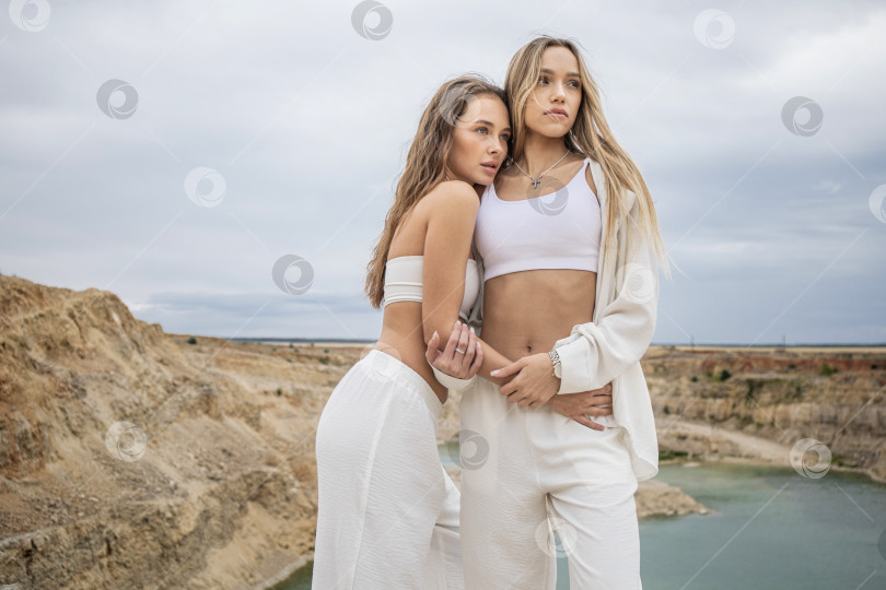 Скачать Две молодые девушки позируют на фоне карьера фотосток Ozero