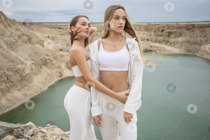 Скачать Две молодые девушки позируют на фоне карьера фотосток Ozero