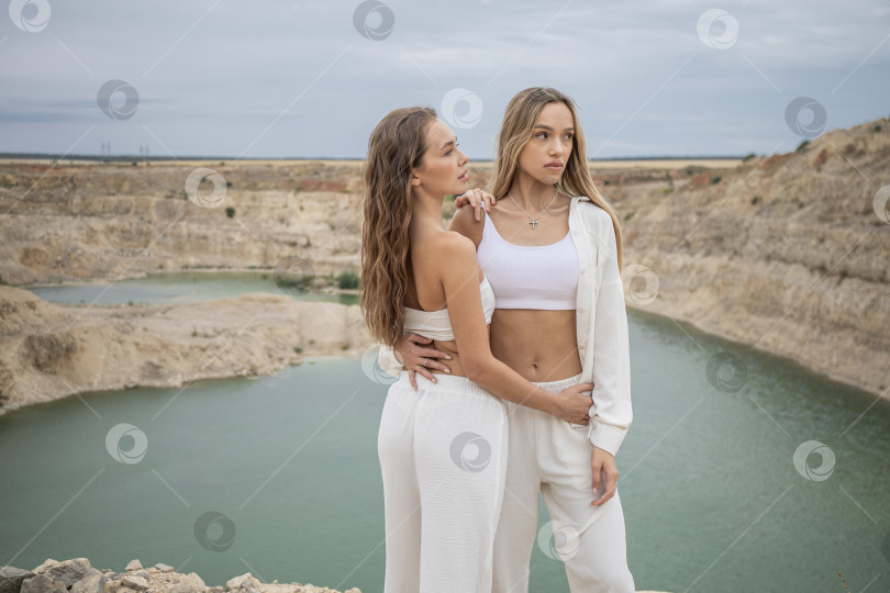 Скачать Две молодые девушки позируют на фоне карьера фотосток Ozero