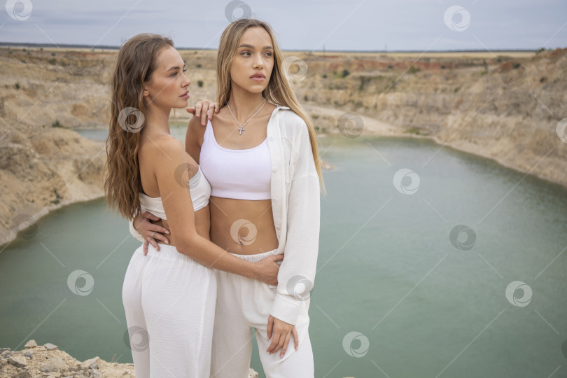 Скачать Две молодые девушки позируют на фоне карьера фотосток Ozero