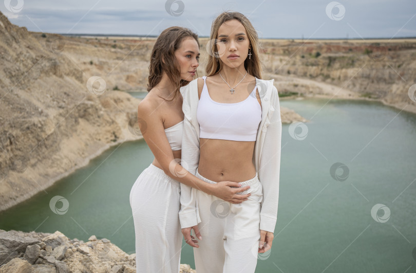 Скачать Две молодые девушки позируют на фоне карьера фотосток Ozero