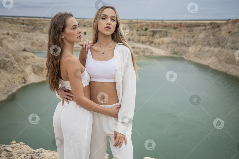 Скачать Две молодые девушки позируют на фоне карьера фотосток Ozero