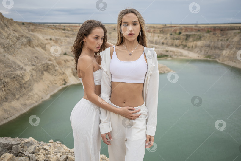 Скачать Две молодые девушки позируют на фоне карьера фотосток Ozero
