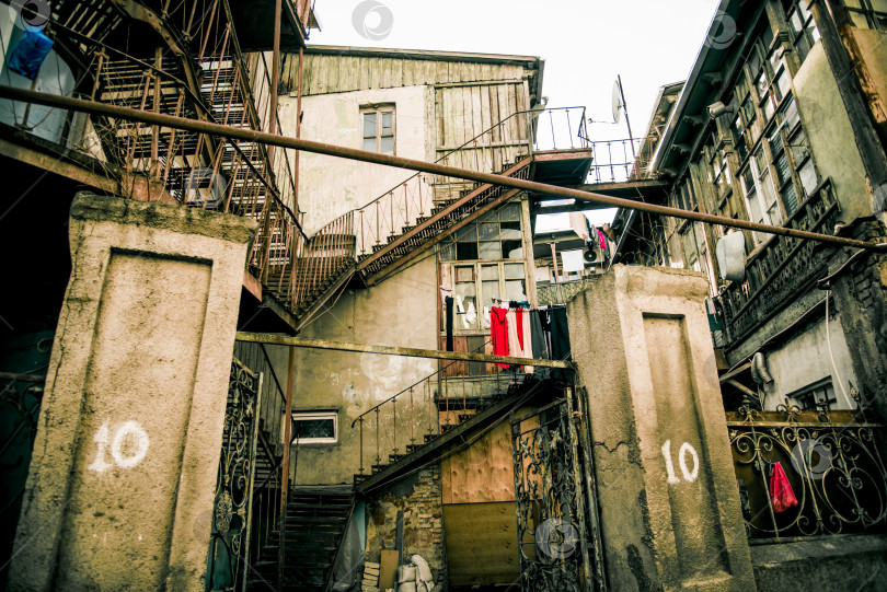 Скачать Тбилиси, Грузия, 8 марта 2019 года, Небольшой жилой дом, коттедж в пригороде, загородный район, внешний вид снаружи фотосток Ozero