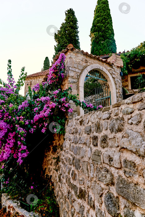 Скачать Стари Бар, Черногория, 2 апреля 2024 года, Входная дверь небольшого жилого дома по соседству, внешнее здание снаружи фотосток Ozero