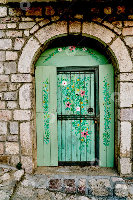 Скачать Выборг, Россия, 19 мая 2021 года, Входная дверь небольшого жилого дома по соседству, внешнее здание снаружи фотосток Ozero