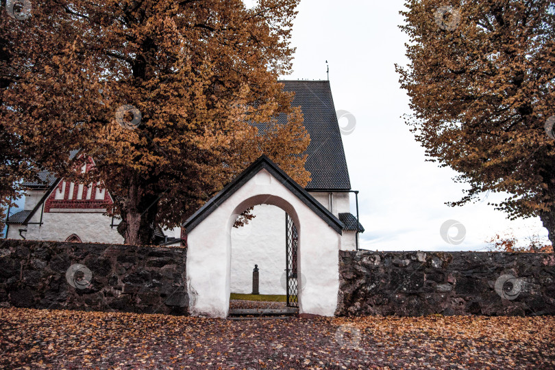 Скачать Савонлинна, Финляндия, 7 апреля 2019 года, Входная дверь небольшого жилого дома по соседству, внешнее здание снаружи фотосток Ozero