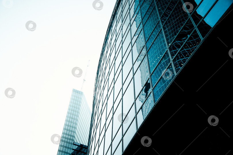 Скачать Москва, Россия, 7 июля 2019 года, Стеклянные высокие многоэтажные здания-небоскребы Москва-Сити в центре города фотосток Ozero