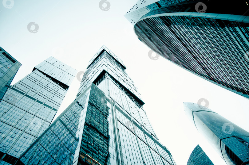 Скачать Москва, Россия, 7 июля 2019 года, Стеклянные высокие многоэтажные здания-небоскребы Москва-Сити в центре города фотосток Ozero