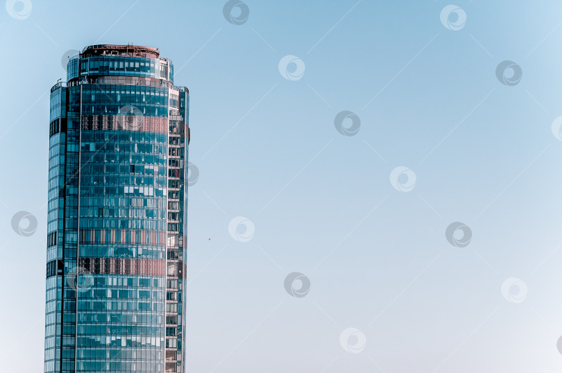 Скачать Екатеринбург, Россия, 8 мая 2018 года, Стеклянные высокие многоэтажные здания небоскребы в центре города архитектура фотосток Ozero