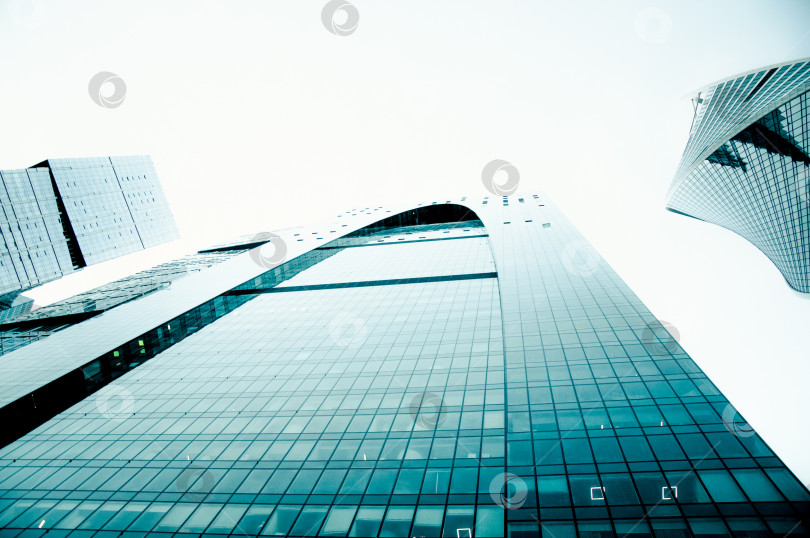 Скачать Москва, Россия, 7 июля 2019 года, Стеклянные высокие многоэтажные здания-небоскребы Москва-Сити в центре города фотосток Ozero