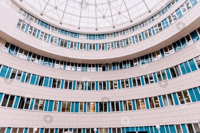 Скачать Санкт-Петербург, Россия, 2 июня 2021 года, Внутренний двор многоэтажного здания, внутренний дворик со стеклянным куполом фотосток Ozero