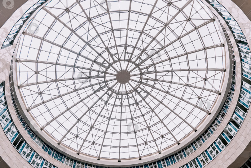 Скачать Санкт-Петербург, Россия, 2 июня 2021 года, Внутренний двор многоэтажного здания, внутренний дворик со стеклянным куполом фотосток Ozero