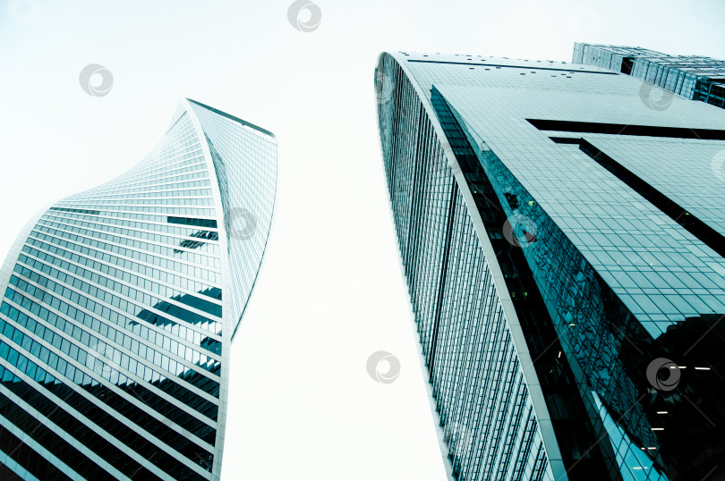 Скачать Москва, Россия, 7 июля 2019 года, Стеклянные высокие многоэтажные здания-небоскребы Москва-Сити в центре города фотосток Ozero