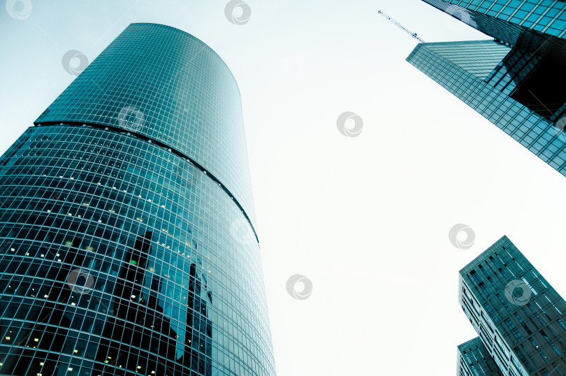 Скачать Москва, Россия, 7 июля 2019 года, Стеклянные высокие многоэтажные здания-небоскребы Москва-Сити в центре города фотосток Ozero