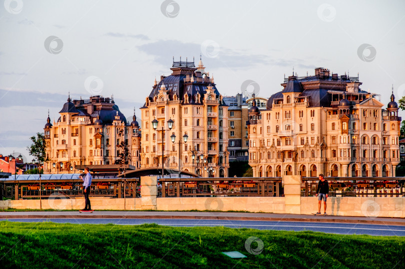 Скачать Казань, Россия, 27 июля 2015 года, внешний вид современного многоэтажного городского жилого дома фотосток Ozero