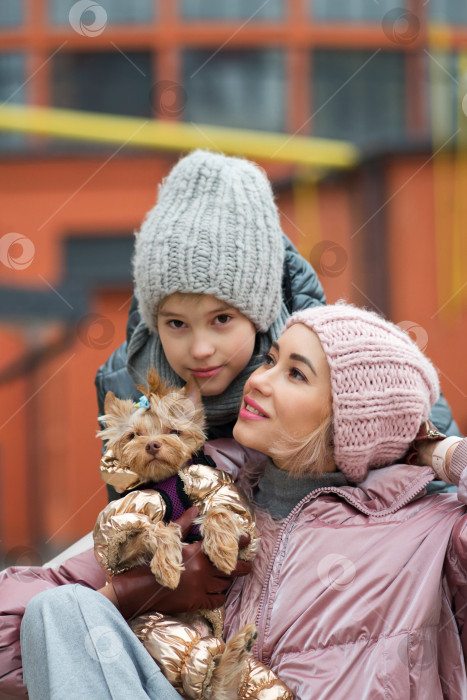 Скачать Счастливая семья на прогулке с собакой фотосток Ozero