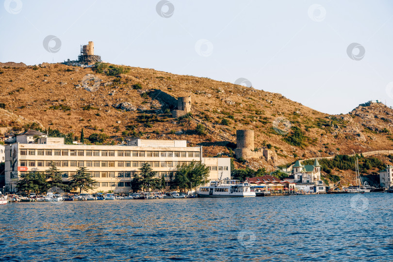 Скачать Балаклава, Крым, 21 июля 2020 года, Каменное укрепление Генуэзской крепости Чембало фотосток Ozero
