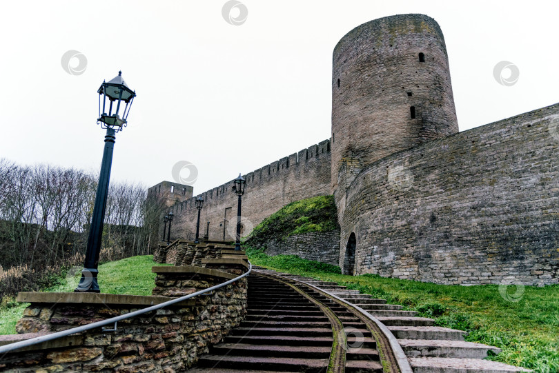 Скачать Ивангород, Россия, 2 мая 2019 года, историческое каменное фортификационное сооружение старого города Ивангородской крепости, Россия фотосток Ozero