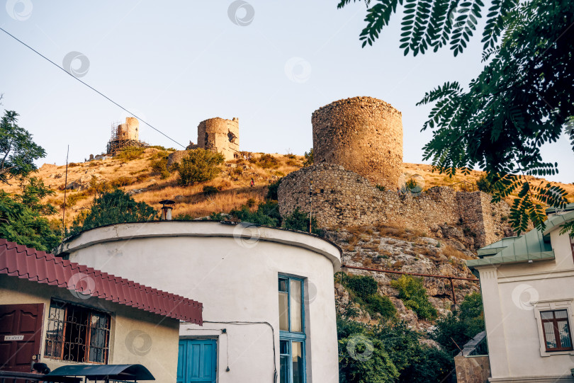 Скачать Балаклава, Крым, 21 июля 2020 года, Каменное укрепление Генуэзской крепости Чембало фотосток Ozero