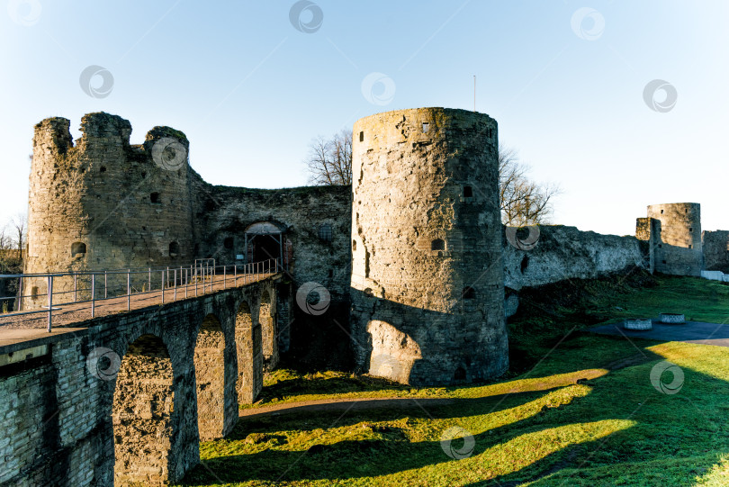 Скачать Копорье, Россия, 2 мая 2019 года, Историческое каменное фортификационное сооружение старого города Копорской крепости, Россия фотосток Ozero