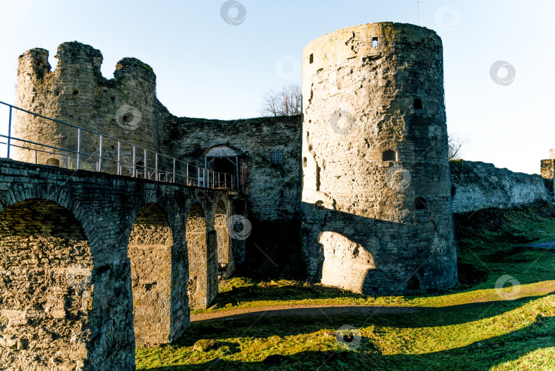 Скачать Копорье, Россия, 2 мая 2019 года, Историческое каменное фортификационное сооружение старого города Копорской крепости, Россия фотосток Ozero