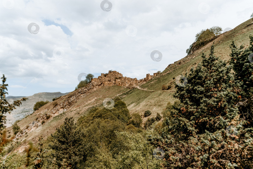 Скачать Старый город крепости Аул Гамсутль, старинная каменная достопримечательность архитектуры, Дагестан, Россия фотосток Ozero
