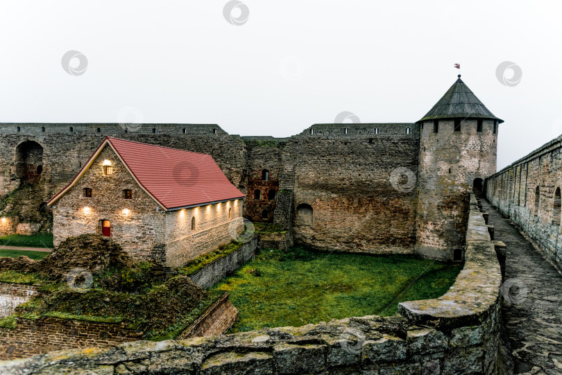 Скачать Ивангород, Россия, 2 мая 2019 года, Каменное фортификационное сооружение старого города Ивангородской крепости, Россия фотосток Ozero