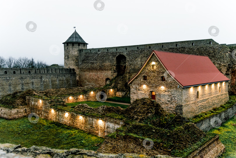 Скачать Ивангород, Россия, 2 мая 2019 года, историческое каменное фортификационное сооружение старого города Ивангородской крепости, Россия фотосток Ozero