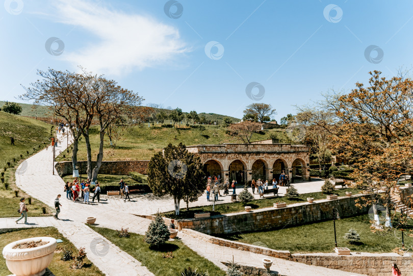 Скачать Дербент, Россия, 6 мая 2020 года, Крепость в старом городе, старая каменная достопримечательность, пейзаж с фортификационными сооружениями фотосток Ozero