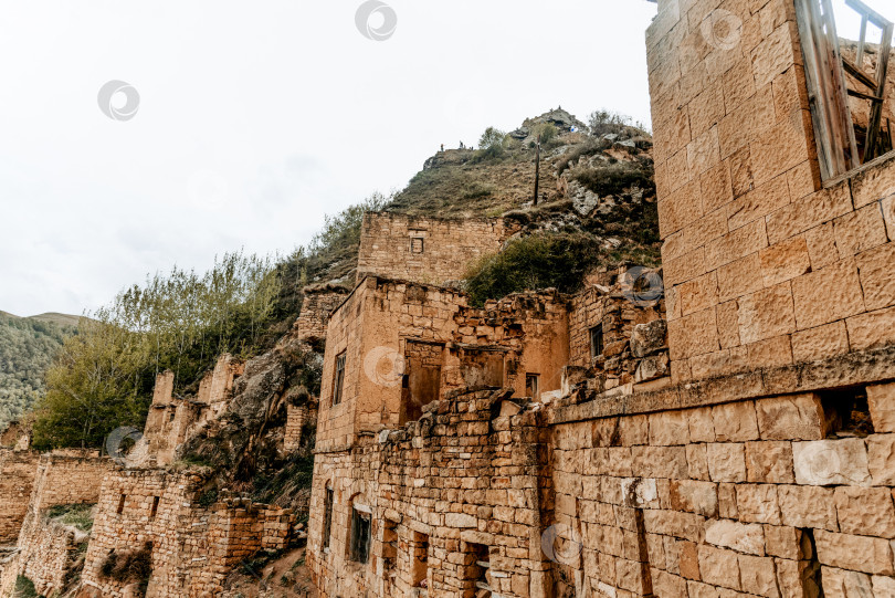 Скачать Дагестан, Россия, 12 мая 2020 года, старый город крепости Аул Гамсутль, старинная каменная достопримечательность архитектуры, Дагестан, Россия фотосток Ozero