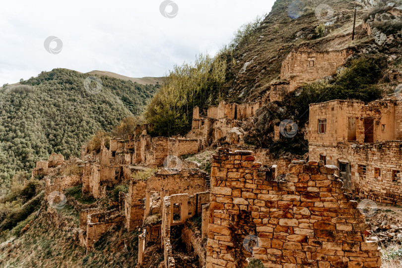 Скачать Старый город крепости Аул Гамсутль, старинная каменная достопримечательность архитектуры, Дагестан, Россия фотосток Ozero
