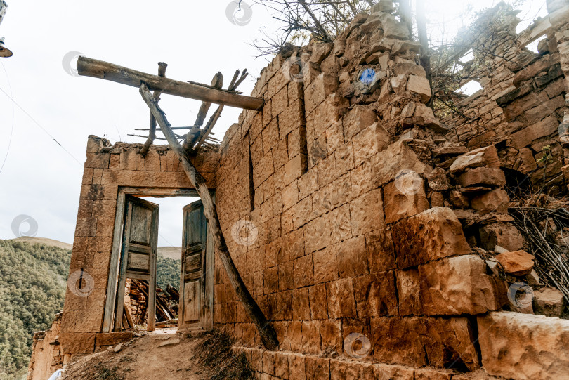 Скачать Старый город крепости Аул Гамсутль, старинная каменная достопримечательность архитектуры, Дагестан, Россия фотосток Ozero