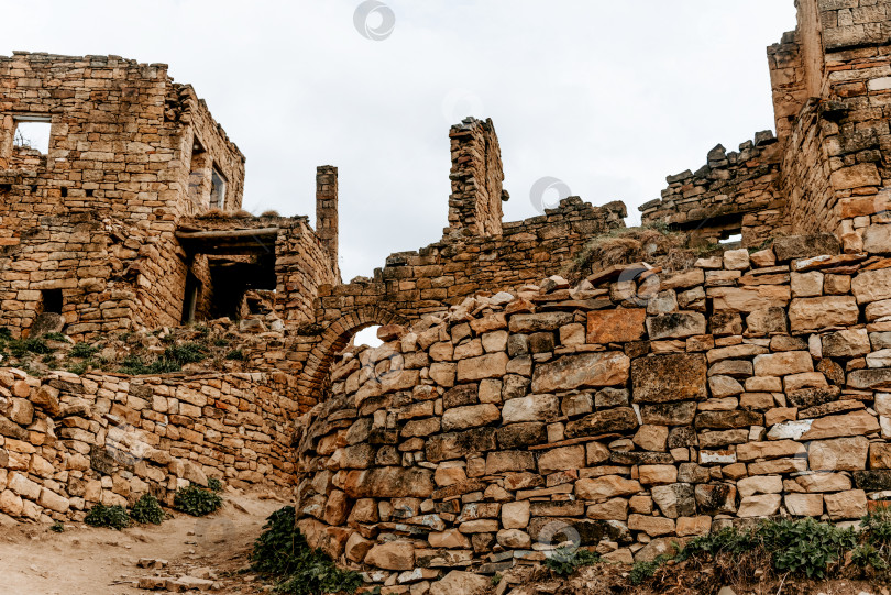 Скачать Крепость Аул Гамсутль в старом городе, старинная каменная достопримечательность, пейзаж фортификационного сооружения, Дагестан, Россия фотосток Ozero