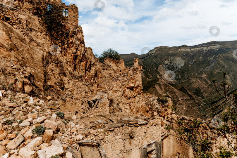 Скачать Старый город крепости Аул Гамсутль, старинная каменная достопримечательность архитектуры, Дагестан, Россия фотосток Ozero