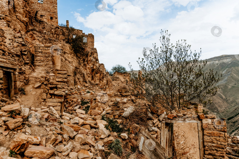 Скачать Старый город крепости Аул Гамсутль, старинная каменная достопримечательность архитектуры, Дагестан, Россия фотосток Ozero