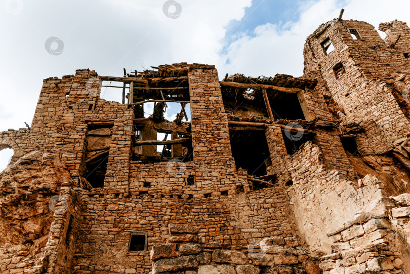 Скачать Крепость Аул Гамсутль в старом городе, старинная каменная достопримечательность, пейзаж фортификационного сооружения, Дагестан, Россия фотосток Ozero