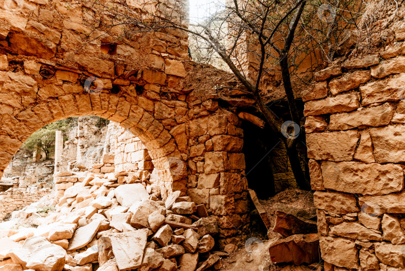 Скачать Крепость Аул Гамсутль в старом городе, старинная каменная достопримечательность, пейзаж фортификационного сооружения, Дагестан, Россия фотосток Ozero