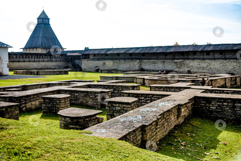 Скачать Псков, Россия, 12 июля 2021 года, Псковская крепость, историческое каменное фортификационное сооружение старого города, бастион, Россия фотосток Ozero