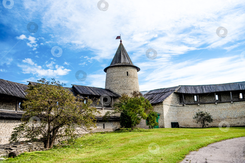 Скачать Псков, Россия, 12 июля 2021 года, Псковская крепость, историческое каменное фортификационное сооружение старого города, бастион, Россия фотосток Ozero