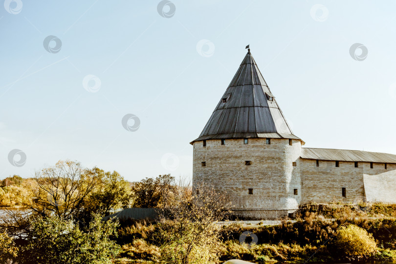 Скачать Старая Ладога, Россия, 17 июля 2021 года, Крепость Старый Ладожский город, историческое каменное фортификационное сооружение бастион, Россия фотосток Ozero